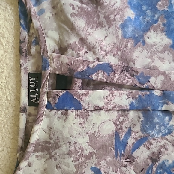 Floral Top, ALLOY, Size Medium - Picture 3 of 3